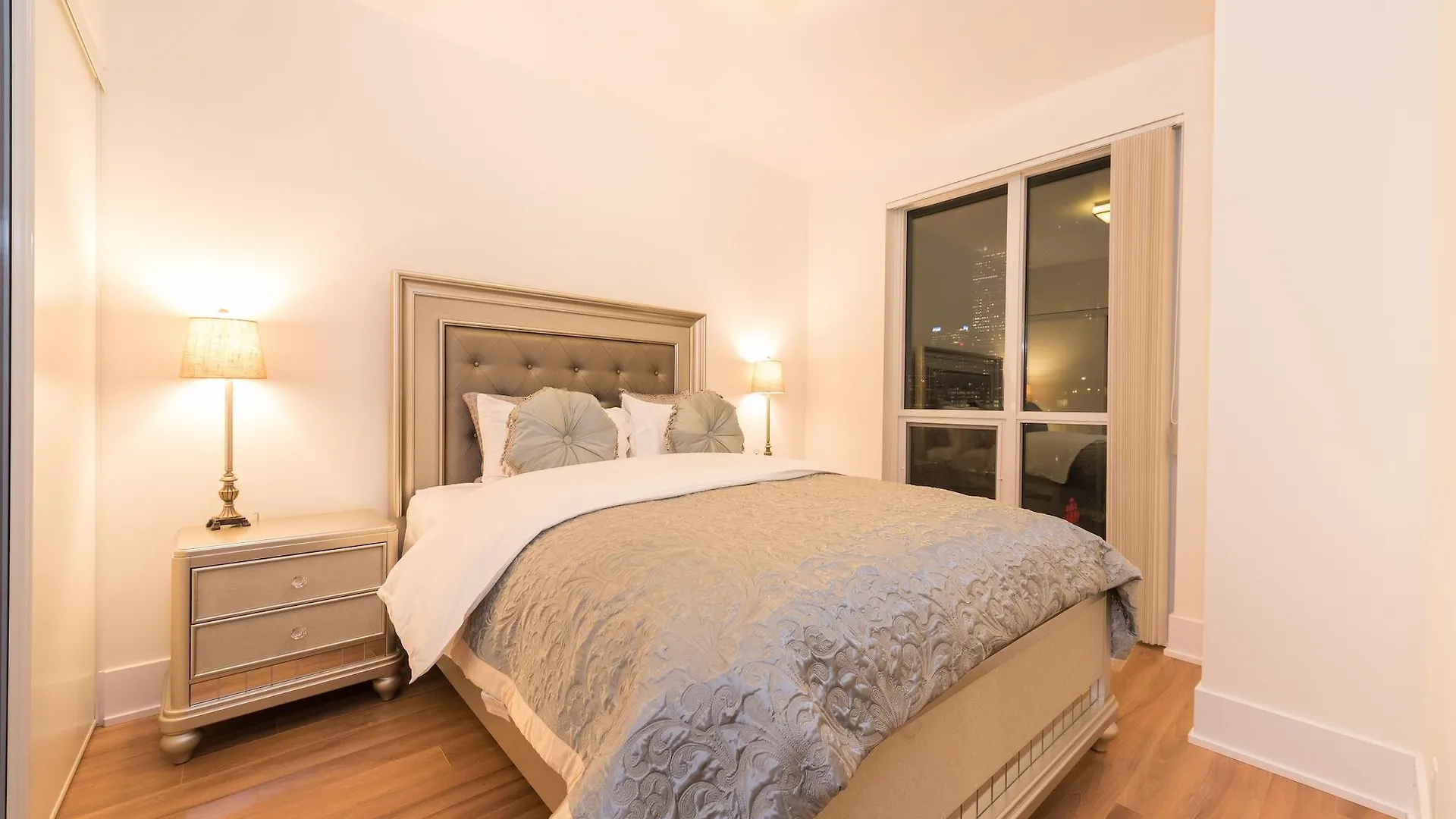 Grand Royal Condos - Cn Tower Apartment